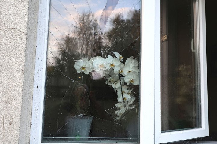 Una rama de orquídea en la ventana de un apartamento de un edificio residencial de varios pisos dañado por un ataque con drones rusos en Járkov. Foto de Ukrinform/NurPhoto vía Getty Images.