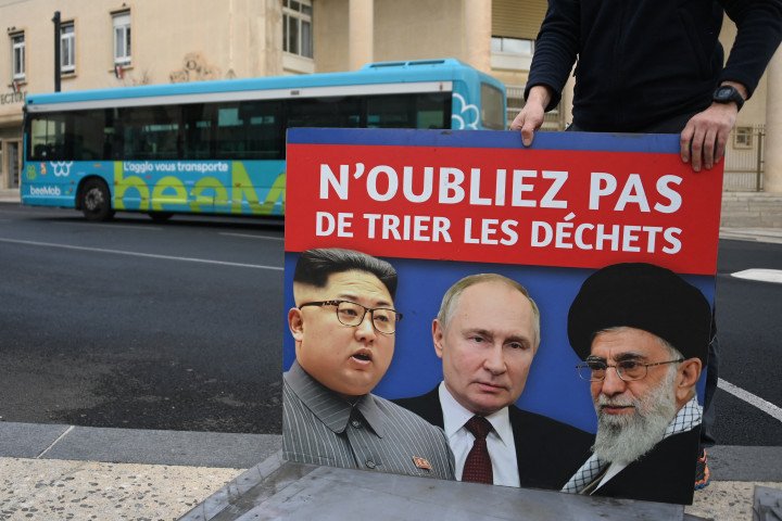Un cartel con los retratos (de izq. a der.) del líder norcoreano Kim Jong-un, el líder ruso Vladimir Putin y el líder iraní Alí Jamenei, junto con el lema en francés "No olviden clasificar los residuos", tras ser retirado de un autobús urbano en Béziers, sur de Francia, el 9 de enero de 2025. Irán condenó enérgicamente un cartel "insultante" en un autobús de una ciudad francesa que representaba al ayatolá Alí Jamenei, según informaron medios estatales, en un contexto de tensiones entre ambos países. (Foto de SYLVAIN THOMAS/AFP vía Getty Images)
