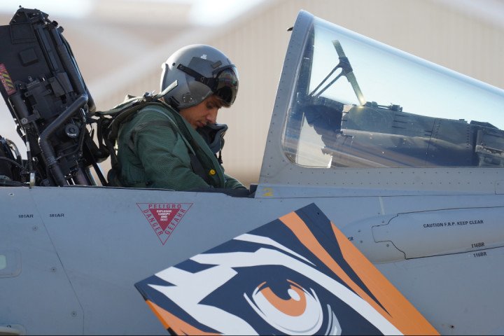 Un piloto de un caza EF-18M del Ejército del Aire y del Espacio de España se prepara para una misión. (Foto: Facebook Ejército del Aire y del Espacio de España / EMAD)