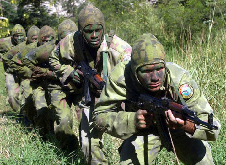 Members of Cuba’s elite Avispas Negras (Black Wasps) special forces move through terrain. (Photo: Cuban Armed Forces)