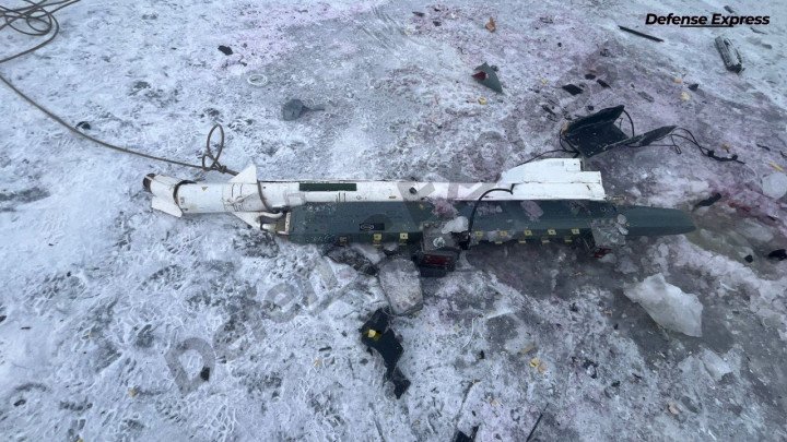 Close-up of a damaged R-60 missile, showing guidance fins and launch pylon connections. (Photo: Defense Express)
