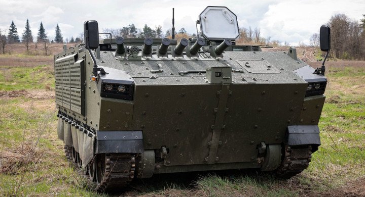 Vehículo blindado Skif avanzando por terreno difícil durante pruebas militares en Ucrania.