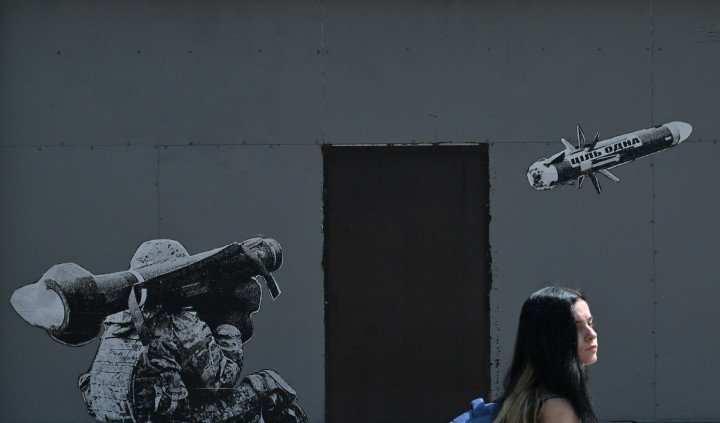 A girl walks past a graffiti on a wall depicting a Ukrainian serviceman making a shot with a US-made Javelin portable anti-tank missile system, in Kyiv, on July 29, 2022. (Photo: Getty Images) A girl walks past a graffiti on a wall depicting a Ukrainian serviceman making a shot with a US-made Javelin portable anti-tank missile system, in Kyiv, on July 29, 2022. (Photo: Getty Images)