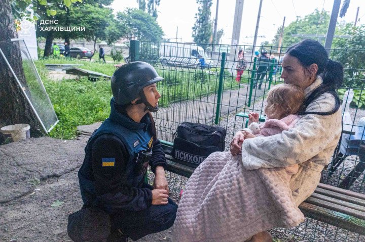 Un psicólogo consuela a una madre y a su hija tras el ataque ruso en la región de Járkov, el 30 de mayo de 2025. (Fuente: Servicio Estatal de Emergencias de Ucrania en la región de Kharkiv) Un psicólogo consuela a una madre y a su hija tras el ataque ruso en la región de Járkov, el 30 de mayo de 2025. (Fuente: Servicio Estatal de Emergencias de Ucrania en la región de Kharkiv)
