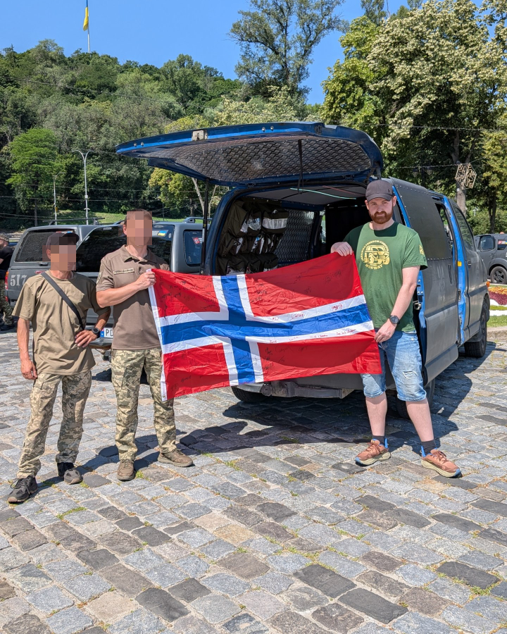 Åsmund Støversten delivers a vehicle to the Armed Forces of Ukraine. (Source: Ellen De) 
