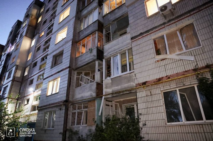 Edificios de apartamentos dañados en Sumy tras los ataques con drones rusos del 20 de septiembre, que alcanzaron tres lugares del distrito de Kovpakivskyi y causaron heridas a una persona. (Fuente: Administración Militar Regional de Sumy)
