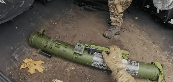 Un militar ucraniano manipula un lanzallamas de infantería VPR-20. (Foto: Tercer Cuerpo de Ejército)