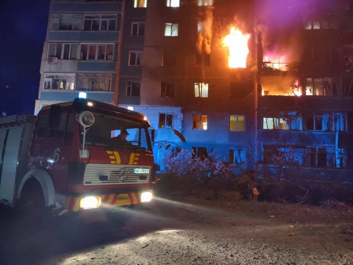 Fire engulfs several apartments in a nine-story building in Kamianske as emergency crews respond overnight. (Source: Serhii Lysak / Telegram) Fire engulfs several apartments in a nine-story building in Kamianske as emergency crews respond overnight. (Source: Serhii Lysak / Telegram)