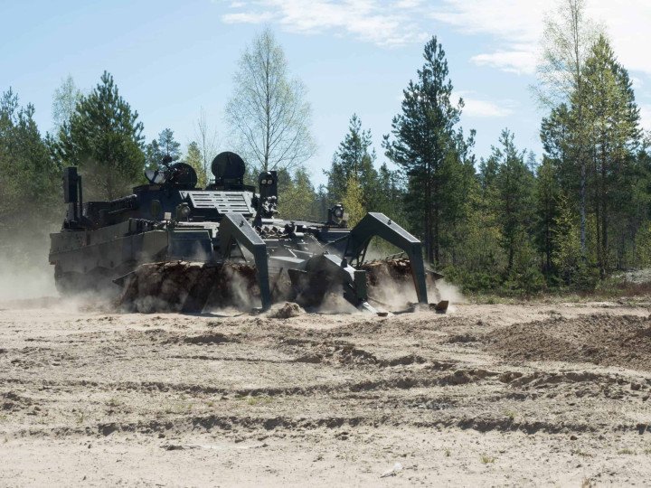 Leopard 2R clearing a minefield during field trials in forest terrain. (Photo: Open source) Leopard 2R clearing a minefield during field trials in forest terrain. (Photo: Open source)