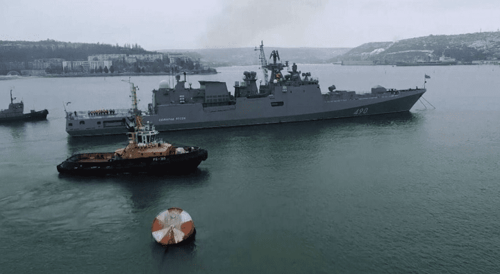 Russian Black Sea Fleet frigate Admiral Essen being guided by a tugboat in harbor. (Photo: open source)