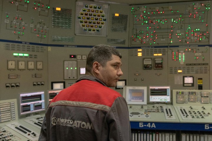 Un empleado se encuentra en la sala de control de la central nuclear de Rivne, en Varash, región de Rivne, el 10 de septiembre de 2023, en medio de la invasión rusa de Ucrania (Fuente: Getty Images).