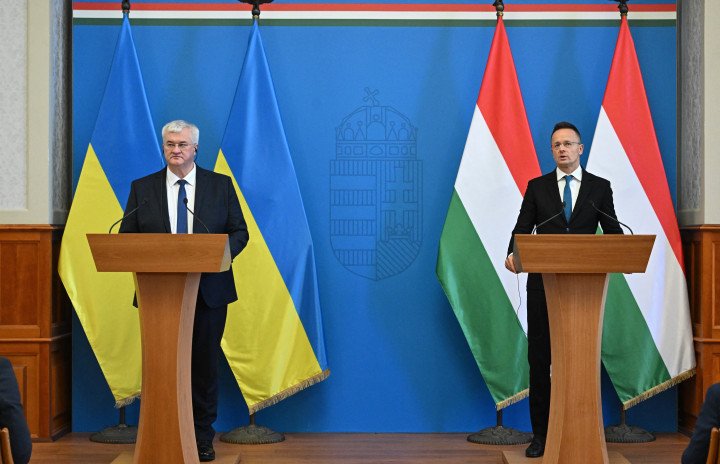 Hungarian Foreign and Trade Minister Peter Szijjarto (R) and Ukrainian Foreign Minister Andrii Sybiha (Photo by ATTILA KISBENEDEK/AFP via Getty Images) Hungarian Foreign and Trade Minister Peter Szijjarto (R) and Ukrainian Foreign Minister Andrii Sybiha (Photo by ATTILA KISBENEDEK/AFP via Getty Images)