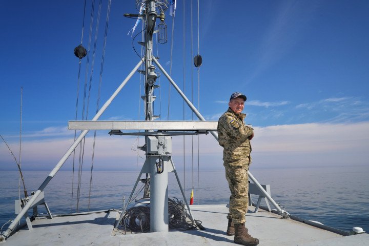 Oleksandr Boichuk en la cubierta del dragaminas Henichesk (U360) de la Armada ucraniana. (Fuente: Bohdan Kutiepov) Oleksandr Boichuk en la cubierta del dragaminas Henichesk (U360) de la Armada ucraniana. (Fuente: Bohdan Kutiepov)