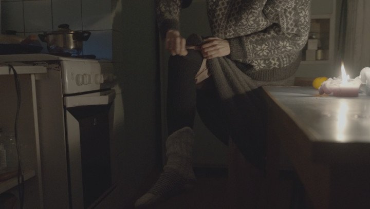 Eline shows the layers she is wearing, in order to keep warm in her freezing appartement. (Photo: UNITED24 Media)