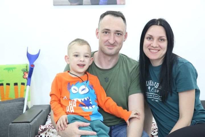 Serhiy, militar que perdió las dos piernas a causa de un ataque de artillería que provocó el derrumbe de cuatro pisos sobre él, aparece aquí con su familia. También sufrió traumatismos en el pecho y el cráneo, y estuvo en cuidados intensivos durante más de un mes. (Fuente: Marco V. Pereira @MVPicsss) Serhiy, militar que perdió las dos piernas a causa de un ataque de artillería que provocó el derrumbe de cuatro pisos sobre él, aparece aquí con su familia. También sufrió traumatismos en el pecho y el cráneo, y estuvo en cuidados intensivos durante más de un mes. (Fuente: Marco V. Pereira @MVPicsss)