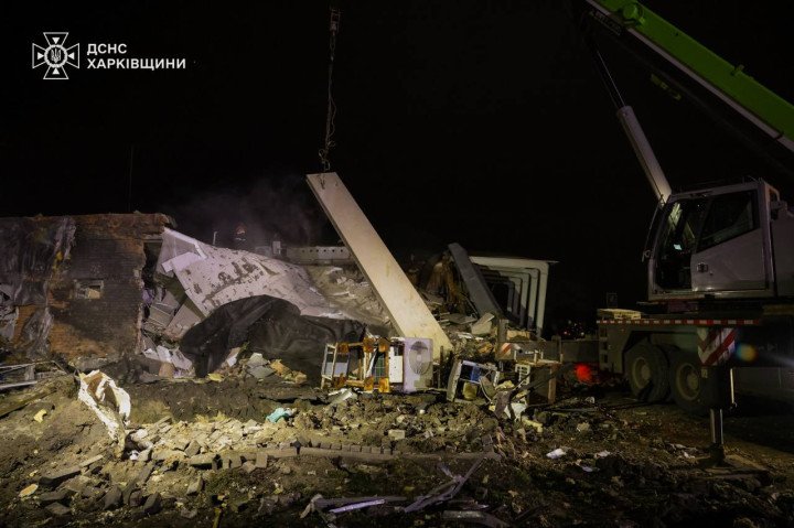Grúas y equipos de rescate trabajan entre los escombros de una instalación gravemente dañada en la región de Kharkiv tras un ataque con misiles. (Fuente: Servicio Estatal de Emergencias de la Región de Kharkiv) Grúas y equipos de rescate trabajan entre los escombros de una instalación gravemente dañada en la región de Kharkiv tras un ataque con misiles. (Fuente: Servicio Estatal de Emergencias de la Región de Kharkiv)