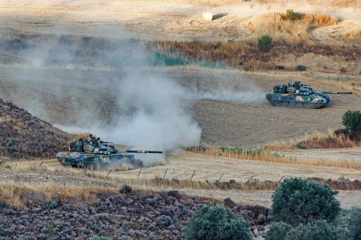 Tanques T-80 de la Guardia Nacional chipriota durante el ejercicio militar «DIMITRA» cerca de Nicosia, junio de 2021. (Fuente: Getty Images)