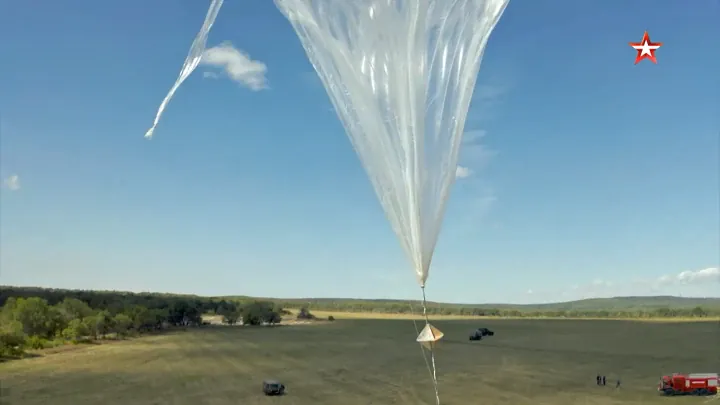 A Russian stratospheric balloon fitted with a removable corner reflector suspended beneath the envelope to increase radar visibility. (Source: TV Zvezda)