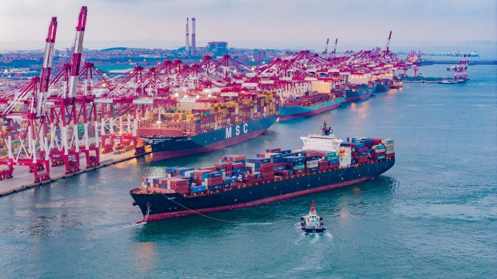 A cargo ship fully loaded with containers heads for the Qianwan Container Terminal (Photo: Getty Images) A cargo ship fully loaded with containers heads for the Qianwan Container Terminal (Photo: Getty Images)