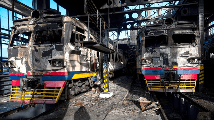 Trenes destruidos por bombardeos rusos en Fastiv, región de Kyiv, Ucrania, el 10 de diciembre de 2025. (Foto: Getty Images) Trenes destruidos por bombardeos rusos en Fastiv, región de Kyiv, Ucrania, el 10 de diciembre de 2025. (Foto: Getty Images)