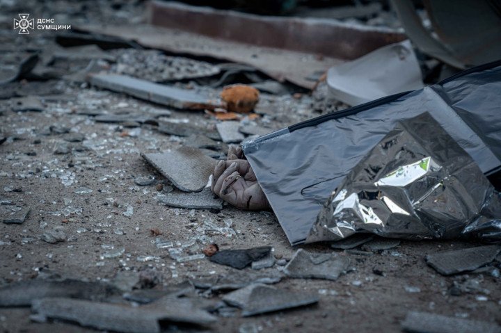The hand of a deceased victim lies amid rubble following a Russian drone strike on a bakery in Sumy. (Source: State Emergency Service of Ukraine in Sumy Region) | © https://www.haascnc.com/ The hand of a deceased victim lies amid rubble following a Russian drone strike on a bakery in Sumy. (Source: State Emergency Service of Ukraine in Sumy Region) | © https://www.haascnc.com/