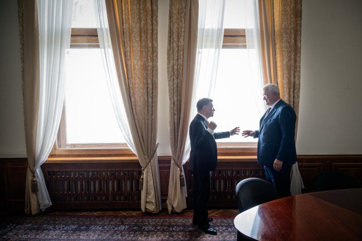 Der ukrainische Außenminister Andrii Sybiha geht gemeinsam mit dem deutschen Außenminister Johann Wadephul.