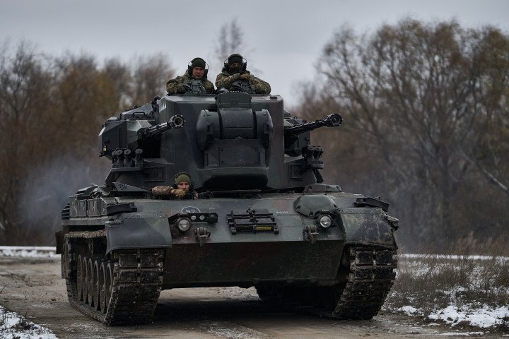 Ukrainian soldiers operate a German-made Gepard self-propelled anti-aircraft system during air defense duty near Kyiv, Ukraine, on November 23, 2023. (Source: Getty Images)