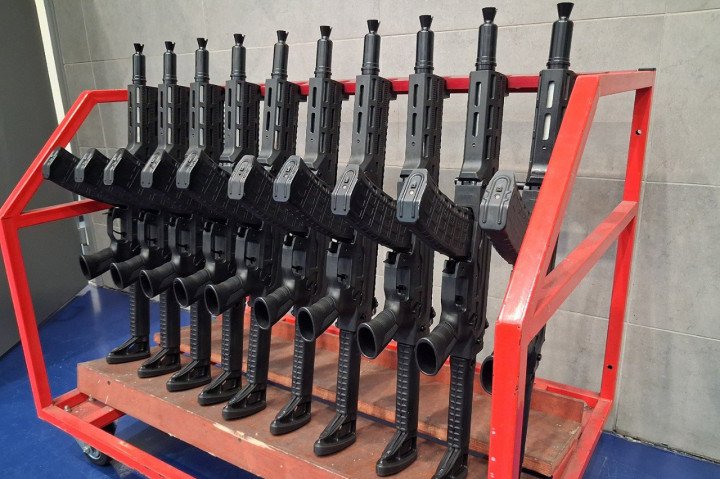 Batch of AM-17 Rifles on Assembly Rack—Newly produced AM-17 rifles lined up inside the Kalashnikov facility. (Source: Kalashnikov Concern) Batch of AM-17 Rifles on Assembly Rack—Newly produced AM-17 rifles lined up inside the Kalashnikov facility. (Source: Kalashnikov Concern)