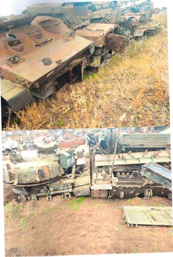 Filas de chasis de vehículos blindados rusos desmontados almacenados en un terreno abierto. (Fuente: medios de comunicación rusos)