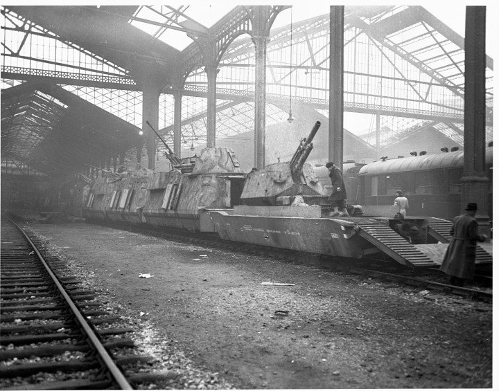 Un tren blindado alemán capturado con cañones antiaéreos expuesto en una estación de tren en Saint-Lazare, Francia, 1944. (Fuente: © CORBIS vía Getty Images)