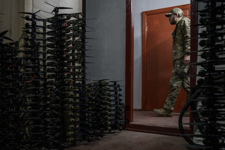 Drones interceptores del Escuadrón de Interceptación del 3.º Cuerpo del Ejército apilados en un almacén en una ubicación no revelada cerca del frente oriental de Ucrania, el 9 de octubre de 2025. (Foto de ED JONES/AFP vía Getty Images) Drones interceptores del Escuadrón de Interceptación del 3.º Cuerpo del Ejército apilados en un almacén en una ubicación no revelada cerca del frente oriental de Ucrania, el 9 de octubre de 2025. (Foto de ED JONES/AFP vía Getty Images)