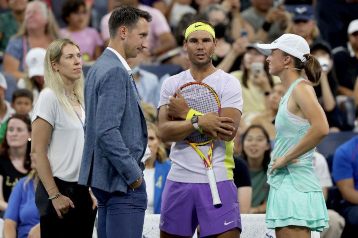 Sergiy Stakhovsky, Rafael Nadal and Iga Swiatek speak during Tennis Plays For Peace, exhibition matches to benefit Ukraine, August 24, 2022 in New York City. Photo: Matthew Stockman/Getty Images.