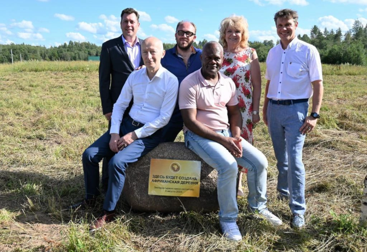 A groundbreaking ceremony in the Tver region marked by a stone bearing the inscription “An African village will be built here,” attended by African diplomats, diaspora leaders, and representatives of “Investment Russia.” (Source: Press Service of AFC)