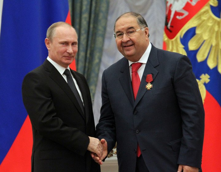Alisher Usmanov shaking hands with Russia’s leader, Vladimir Putin. (Source: Open Source)