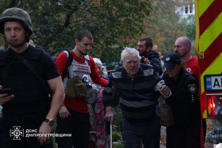 Los servicios de emergencia y la policía ayudan a los residentes de edad avanzada a evacuar un edificio de apartamentos de Dnipro alcanzado por un misil ruso que transportaba municiones en racimo. (Fuente: Servicio Estatal de Emergencias de Ucrania en la región de Dnipropetrovsk) Los servicios de emergencia y la policía ayudan a los residentes de edad avanzada a evacuar un edificio de apartamentos de Dnipro alcanzado por un misil ruso que transportaba municiones en racimo. (Fuente: Servicio Estatal de Emergencias de Ucrania en la región de Dnipropetrovsk)