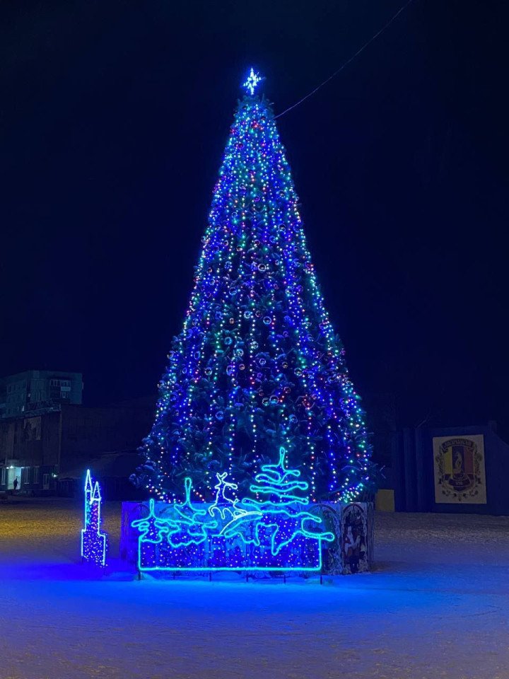 A Christmas tree installed in Lysychansk in December 2022. Photo: Facebook/ Сєвєродонецьк Лисичанськ Рубіжне