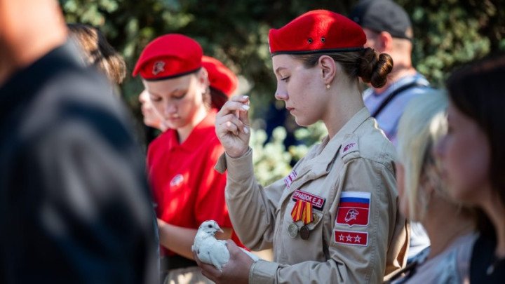 Kateryina appears in her Yunarmia uniform in a photo posted on July 27, 2025, by the official Telegram channel of the collaborationist governor of the Russian-occupied Kherson region. The day is marked by occupation authorities as a “day of remembrance” of the victims of the war. (Source: Vladimir Saldo / Telegram)