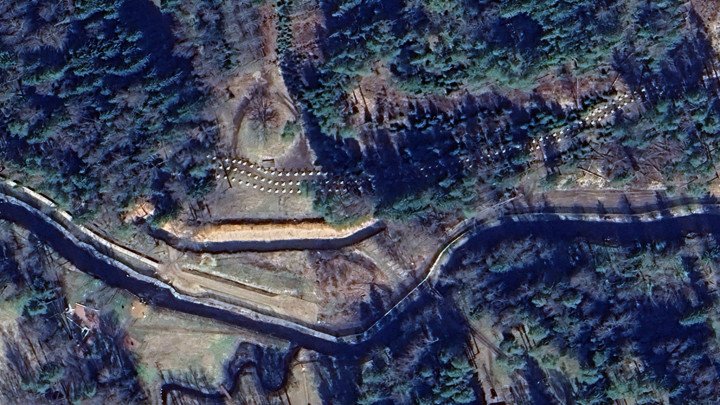 Una sección fortificada de la frontera de Letonia con Rusia revela redes de trincheras e instalaciones de dientes de dragón ocultas en un denso bosque. (Fuente: Clément Molin)