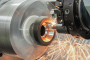 A CNC machine processes a rotating metal component during high-precision industrial manufacturing. Illustrative photo (Photo: open source)