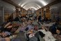 Fotografía de residentes locales refugiándose y durmiendo en el interior de una estación de metro durante una alerta de ataque aéreo en Kyiv, Ucrania.