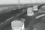 Camiones militares rusos circulan por la carretera Mariupol-Crimea antes de ser presuntamente atacados por drones ucranianos de largo alcance.