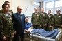 El líder ruso Vladimir Putin posa durante su visita a los militares heridos durante la acción militar rusa en Ucrania, en un hospital militar de Moscú el 29 de octubre de 2025. (Fuente: Getty Images)