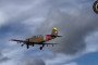 Una avioneta soviética Yak-52 modificada con soportes exteriores para el lanzamiento de drones interceptores FPV en pleno vuelo.