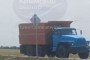 Un camión militar Ural ruso modificado y repintado de civil transitando por una carretera secundaria en los alrededores de Crimea