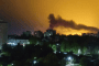 Columnas de humo negro elevándose sobre la refinería Slavneft-YANOS en Yaroslavl tras un ataque con drones de largo alcance ucranianos.