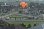 Columnas de humo y restos de un dron de ala fija cerca de la base militar de Khankala en Grozny, tras un ataque de largo alcance ucraniano.