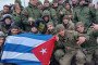Mercenarios cubanos en el ejército ruso posan con una bandera, 2024. (Foto: fuente abierta)