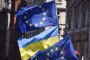 Fotografía ilustrativa que muestra varias banderas de la Unión Europea ondeando junto a una bandera de Ucrania durante una manifestación proeuropea en la Plaza del Parlamento.