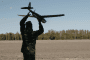 Un operador de drones ucraniano con uniforme de combate instruye a personal militar de la OTAN durante el ejercicio Aurora 26 en Suecia.