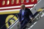 Fotografía del presidente de Estados Unidos, Donald Trump, descendiendo por las escaleras del avión presidencial Air Force One tras aterrizar en el Aeropuerto Internacional Harry Reid en Las Vegas, Nevada.